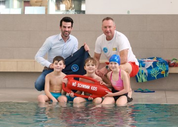 LH-Stellvertreter Udo Landbauer und Schirmherr Toni Pfeffer gemeinsam mit den „Schwimm Kids“ Lio, Filip Und Jana.