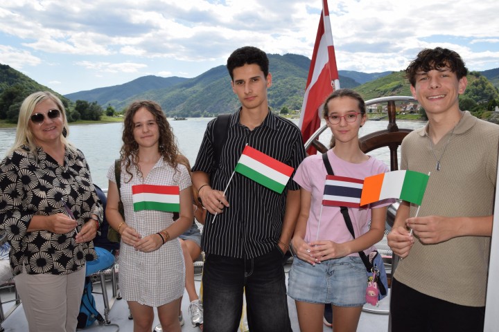 Gruppenbild mit Betreuerin Regina Stierschneider (Geschäftsstelle der WNÖ) mit Teilnehmenden aus Ungarn, Thailand und Irland