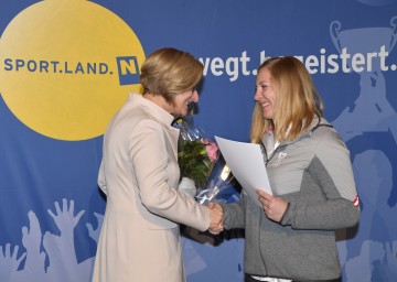 Landeshauptfrau Johanna Mikl-Leitner mit Katharina Gallhuber bei der Verabschiedung der niederösterreichischen Olympia-Teilnehmer Ende Jänner.