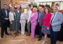 Bei der Eröffnung des neuen Lindensaals (v.l.n.r.): Nationalratsabgeordneter Thomas Elian, Altbürgermeister Willibald Fuchs mit Gattin, Landeshauptfrau Johanna Mikl-Leitner, Bürgermeister Sebastian Paß, geschäftsführende Gemeinderätin Silvia Stögerer, Wolfgang Riegler, Bezirkshauptfrau Alexandra Grabner-Fritz und Landtagsabgeordneter Hermann Hauer.