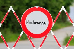 Straßensperre mit Verkehrsschild Hochwasser