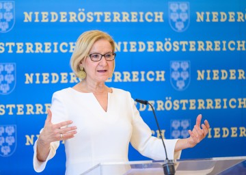 Landeshauptfrau Johanna Mikl-Leitner forderte im Rahmen der Landeshauptleute-Konferenz: „Schluss mit Gold Plating, leichterer Zugang zu Krediten und Stopp der Normenflut.“