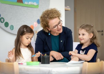Im Bild von links nach rechts: Alessia, Bildungs-Landesrätin Christiane Teschl-Hofmeister und Livia