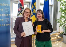 Landeshauptfrau Johanna Mikl-Leitner überreichte das „Große Goldene Ehrenzeichen für Verdienste um das Bundesland Niederösterreich“ an Comic-Künstlerin und Illustratorin Ulli Lust.