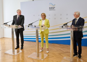 Landeshauptfrau Johanna Mikl-Leitner, Europa-Forum-Präsident Martin Eichtinger (l.) und Bundeskanzler a. D. Wolfgang Schüssel informierten über das Europa-Forum Wachau 2024, das von Donnerstag bis Samstag stattfinden wird.