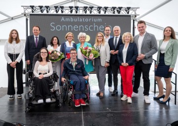 30 Jahre Ambulatorium Sonnenschein: Sängerin Emily Anzenberger, Bürgermeister Matthias Stadler, Patientin und Sängerin Sophie Keller, Geschäftsführerin und ärztliche Leitung Sonja Gobara, Landeshauptfrau Johanna Mikl-Leitner, Moderator und ehem. Patient Rene Jirsak, Obfrau Hannelore Hirtenlehner, Staatssekretärin Ulrike Königsberger-Ludwig, Vizebürgermeister Michael Kögl, Landesrat Martin Antauer, Landesrätin Eva Prischl, Landtagsabgeordneter Florian Krumböck und Stadträtin Marie-Theres Amler-Buhr (v.l.n.r.).