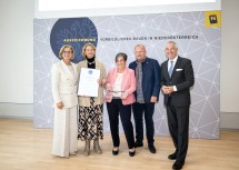 Landeshauptfrau Johanna Mikl-Leitner (li.) und Juryleiter Walter Steinacker (re.) übergaben die Auszeichnung u.a. an (v.l.) Planerin Gabriele Schöberl vom Atelier Hochstraße in Berndorf und die Lebenshilfe Niederösterreich, Präsidentin Friederike Pospischil und Geschäftsführer Christian Albert für das Projekt „Lebenshilfe Werkstätte Civitas Nova in Wiener Neustadt“.