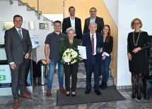 Landeshauptfrau Johanna Mikl-Leitner (rechts) und Landtagsabgeordneter Christoph Kaufmann (links) gratulierten der Familie zum 50-jährigen Firmenjubiläum: Enkelsohn Anton Buresch jr., Gattin Theresia Rauch, Firmengründer Gerhard Rauch, Enkeltochter Carina Buresch (vorne, v.l.n.r.) und die beiden Söhne Prokurist Manuel Rauch und Geschäftsführer Anton Buresch (hinten, v.l.n.r.)