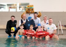 (v.l.n.r.) Österreichischer Schwimmer und Moderator Andreas Daniel Onea, NV-Vorstandsdirektor Bernhard Lackner, LH-Stellvertreter Udo Landbauer, Birgit Fürnkranz-Maglock vom NÖ Landesschwimmverband, Testimonial Toni Pfeffer und die „Schwimm Kids“ Lio, Filip Und Jana.