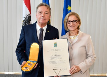 Das „Silberne Komturkreuz mit dem Stern des Ehrenzeichens für Verdienste um das Bundesland Niederösterreich“ nahm SP-Klubobmann Alfredo Rosenmaier aus den Händen von Landeshauptfrau Johanna Mikl-Leitner entgegen. (v.l.n.r.)