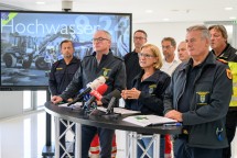 LH-Stellvertreter Stephan Pernkopf, Landeshauptfrau Johanna Mikl-Leitner und Landesfeuerwehrkommandant Dietmar mit Vertretern der Einsatzorganisationen.