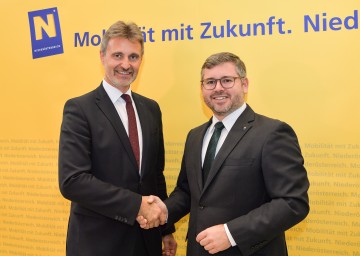 Mobilitätslandesrat Ludwig Schleritzko und VOR-Geschäftsführer Wolfgang Schroll informierten über die neuen Fahrplanangebote in Niederösterreich ab 15. Dezember.