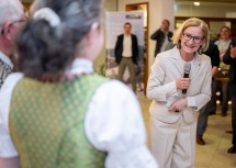 Landeshauptfrau Johanna Mikl-Leitner bei ihrer Eröffnungsrede im Gartenhotel Pfeffel.