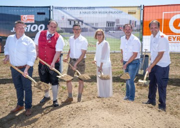 Spatenstich in Paudorf: Musikschuldirektor Martin Fischer, Martin Anderl, Obmann der Musikkapelle, Bürgermeister Martin Rennhofer, Landeshauptfrau Johanna Mikl-Leitner, Mario Weinstabl von der Firma Leyrer + Graf und Feuerwehrkommandant Christof Unfried. (v.l.n.r.)