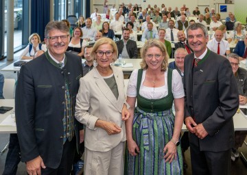 Von links nach rechts: Landarbeiterkammer-Präsident Andreas Freistetter, Landeshauptfrau Johanna Mikl-Leitner, Vizepräsidentin Judith Hartl, Vizepräsident Franz Sigl.
