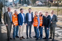 Gruppenfoto rund um LH-Stellvertreter Udo Landbauer am Bahnhof Aggsbach Markt