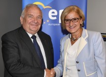 Landeshauptfrau Johanna Mikl-Leitner trag auch den Präsidenten der Europäischen Volkspartei, Joseph Daul, zu einem Arbeitsgespräch.
