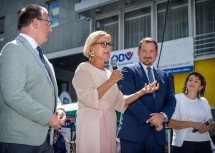 Landeshauptfrau Johanna Mikl-Leitner eröffnete das Landhausfest, links von ihr DPV-Obfrau-Stellvertreter Gerhard Fichtinger, rechts von ihr Hans Zöhling, Obmann der Landespersonalvertretung, und DPV-Obfrau Sonja Strauß.