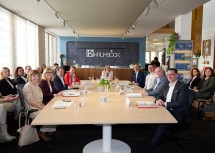 Barbara Ascher, Vizepräsidentin der Industriellenvereinigung Niederösterreich, Sandra Kern, Landesgeschäftsführerin AMS Niederösterreich, Wolfgang Ecker, Präsident der Wirtschaftskammer Niederösterreich, Landesrätin Susanne Rosenkranz, Landeshauptfrau Johanna Mikl-Leitner, Moderator Gerald Groß, Tischlerei-Inhaber Helmut Krumböck, Arbeiterkammer Niederösterreich-Präsident und ÖGB Niederösterreich-Vorsitzender Markus Wieser und Günther Widy, Leiter des Sozialministeriumservice Niederösterreich, bei „Wirtschaft und Arbeit im Dialog“. (v.l.n.r.)