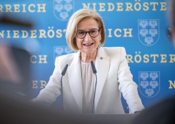 Landeshauptfrau Johanna Mikl-Leitner gratuliert zu 35 Jahren Kulturedition Niederösterreich.