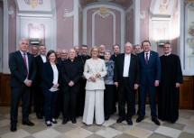Landeshauptfrau Johanna Mikl-Leitner mit den Fest- und Ehrengästen bei der Eröffnung des Museum am Dom 2024.