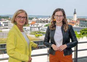 Landeshauptfrau Johanna Mikl-Leitner und Staatssekretärin Claudia Plakolm stellen Pilotprojekt „Digital Überall“ vor. 