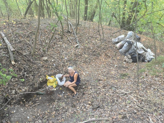 Frau Humer beim aktiven Umweltschutz im Wald.
