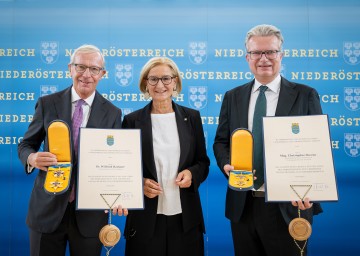 Landeshauptfrau Johanna Mikl-Leitner überreichte das „Goldene Komturkreuz mit dem Stern des Ehrenzeichens für Verdienste um das Bundesland Niederösterreich“ an die beiden ehemaligen Landeshauptleute Christopher Drexler (Steiermark) und Wilfried Haslauer (Salzburg).