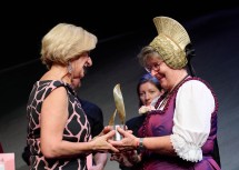 Im letzten Jahr überreicht Landeshauptfrau Johanna Mikl-Leitner den Würdigungspreis der Kategorie Volkskultur und Kulturinitiativen an Eva Kiss.