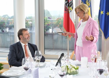 LH Mikl-Leitner gratulierte dem ehemaligen Landtagspräsidenten Hans Penz zum 70. Geburtstag.