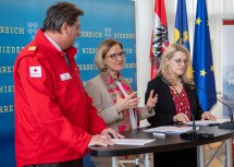 Präsentierten die Leistungsbilanz 2019 des Roten Kreuzes Niederösterreich: Präsident General Josef Schmoll, Landeshauptfrau Johanna Mikl-Leitner und Landesrätin Ulrike Königsberger-Ludwig (v.l.n.r.).