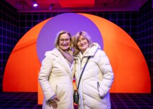 Landeshauptfrau Johanna Mikl-Leitner und Zeitzeugin Schriftstellerin Zdenka Becker beim Rundgang durch die Ausstellung.