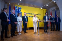 Landeshauptfrau Johanna Mikl-Leitner und LH-Stellvertreter Udo Landbauer mit den Regierungsmitgliedern und Klubobleuten von VP und FP.