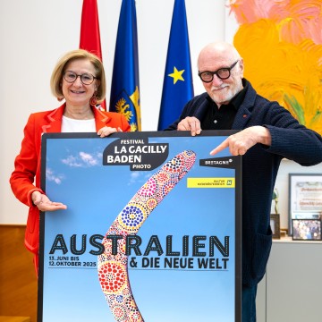 Landeshauptfrau Johanna Mikl-Leitner und Lois Lammerhuber, Direktor des Festivals La Cacilly-Baden Photo, mit dem aktuellen Festivalplakat.