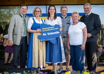 Stadtrat Andreas Pum (v.l.n.r.), Landeshauptfrau Johanna Mikl-Leitner, Bürgermeisterin Kerstin Suchan-Mayr, Nationalrat Andreas Hanger, Stadträtin Birgit Seiler und Hermann Dikowitsch (Leiter der Abteilung Kunst und Kultur beim Amt der NÖ Landesregierung) mit der Auszeichnung „Regionalkultur ist verlässlich echt“.