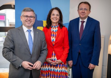 Im Bild von links nach rechts: Landesrat Ludwig Schleritzko, Ursula Liebmann (GF Treffpunkt Bibliothek) und Bürgermeister Matthias Stadler