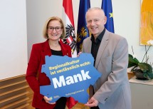 Landeshauptfrau Johanna Mikl-Leitner und Bürgermeister Martin Leonhardsberger mit der Plakette „Regionalkultur ist verlässlich echt“.