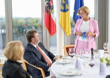 LH Mikl-Leitner gratulierte dem ehemaligen Landtagspräsidenten Hans Penz zum 70. Geburtstag.