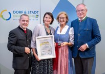 Goldenes Ehrenzeichen der NÖ Dorf- & Stadterneuerung für Landeshauptfrau Johanna Mikl-Leitner aus den Händen von Geschäftsführer Johannes Wischenbart, Obfrau Maria Forstner  und LH-Stellvertreter Stephan Pernkopf