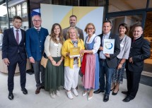 Gold“ in der Sonderkategorie „40 Jahre Dorferneuerung“ gab es für den „Hexenweg“ des Dorferneuerungsvereins Bromberg. Am Foto Landeshauptfrau Johanna Mikl-Leitner, LH-Stellvertreter Stephan Pernkopf, Obfrau Maria Forstner (2.v.r.) und Geschäftsführer Johannes Wischenbart (rechts) mit Vertretern aus Bromberg.