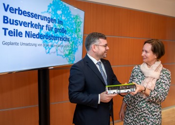 Freuen sich über besseres Bussystem in Niederösterreich: Landesrat Ludwig Schleritzko und VOR-Planungschefin Andrea Stütz.