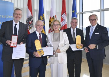 Ehrenzeichen-Überreichung im NÖ Landhaus, im Bild von links nach rechts: Der Leiter der Verbindungsstelle der Bundesländer Andreas Rosner, Magistratsdirektor a. D. Erich Hechtner, Landeshauptfrau Johanna Mikl-Leitner, Landesamtsdirektor a. D. Erich Watzl und Landesamtsdirektor Werner Trock.