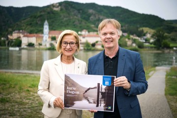 Landeshauptfrau Johanna Mikl-Leitner und Michael Duscher, Geschäftsführer der Niederösterreich Werbung, präsentieren die neue Sommerkampagne.