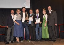 Kostleiter Bernhard Degen vom Magazin Falstaff, Landeshauptfrau Johanna Mikl-Leitner (beide links), die NÖ Vizeweinkönigin Teresa Dietl und NV-Regionaldirektor West Walter Koinegg (beide rechts) mit den Gewinnern der Kategorie Klassik: Bernhard Ecker aus Mitterstockstall (1. Platz), Anton Waldschütz aus Sachsendorf (2. Platz) und Norbert Greil aus Unterstockstall (3. Platz) (Mitte)