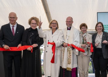 v.l.n.r.: Vizerektor Andreas Weissenbäck, Landesrätin Christiane Teschl-Hofmeister, Landeshauptfrau Johanna Mikl-Leitner, Generalvikar Christoph Weiss, Rektorin Ulrike Greiner und Vizerektorin Jennifer Jakob beim gemeinsamen Banddurchschneiden.