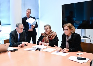 Landeshauptfrau Johanna Mikl-Leitner (rechts) bei der heutigen Sitzung des Sanitätsstabes Niederösterreich. Dabei betonte sie: „Die Vorkehrungen, die getroffen wurden, sind gut, wichtig und richtig.“