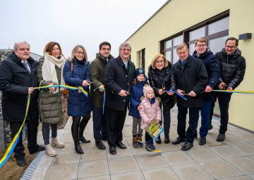 Eröffneten die neue Tagesbetreuungseinrichtung: Bezirkshauptmann Andreas Strobl, Kindergartenleiterin Martina Bergmann, Kindergarteninspektorin Daniela Lengauer, Landtagsabgeordneter Christian Gepp, Bürgermeister Josef Germ, Landeshauptfrau Johanna Mikl-Leitner, Vizebürgermeister Hermann Schwarzl, Amtsleiter Florian Gold und Nationalratsabgeordneter Andreas Minnich (v.l.n.r.) 