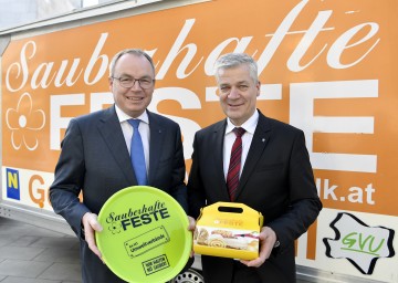 LH-Stellvertreter Stephan Pernkopf und Landtagsabgeordneter und Bürgermeister Anton Kasser, Präsident des Vereins der NÖ Umweltverbände, freuen sich über den Erfolg der Initiative „Sauberhafte Feste“. (v.l.n.r.)