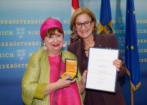 Schauspielerin, Fotografin und Malerin Inge Maux wurde von Landeshauptfrau Johanna Mikl-Leitner mit dem „Großen Ehrenzeichen für Verdienste um das Bundesland Niederösterreich“ geehrt.