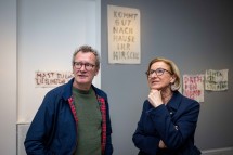 Landeshauptfrau Johanna Mikl-Leitner im Gespräch mit Cartoonist Tex Rubinowitz.